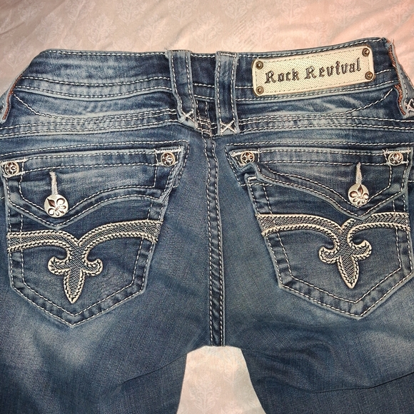 Rock Revival Distressed Capri - Picture 5 of 5